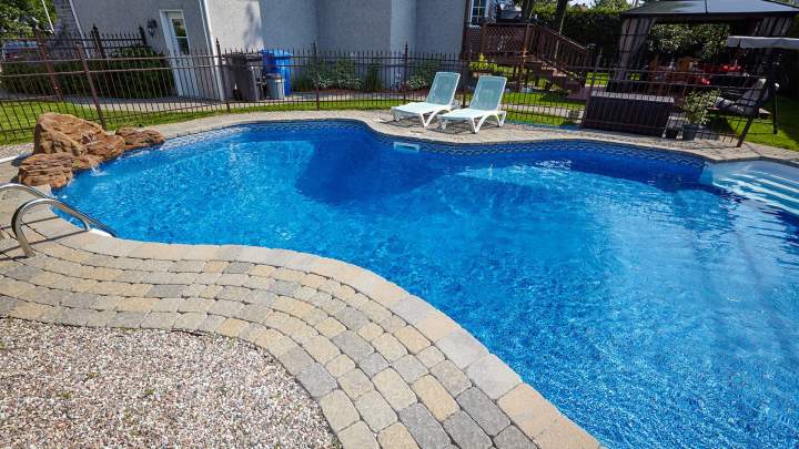 Pose d'une piscine à coque de grande taille Saint-Bonnet-de-Mure